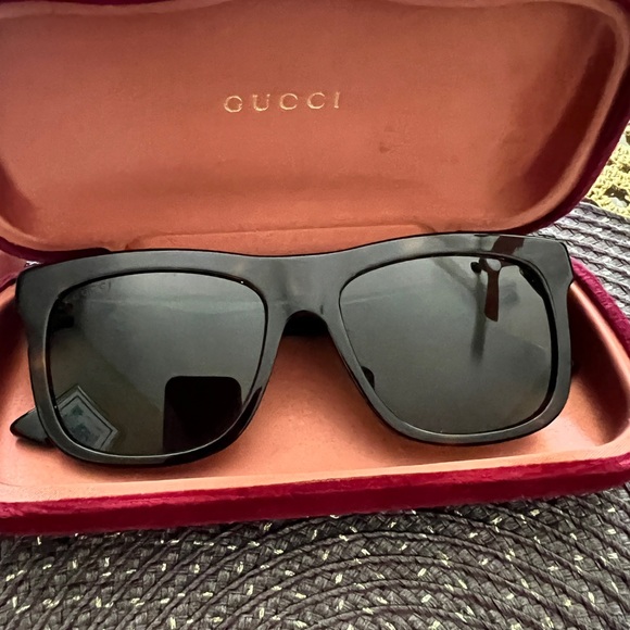 Gucci Elegant Black Eyewear - Picture 1 of 9